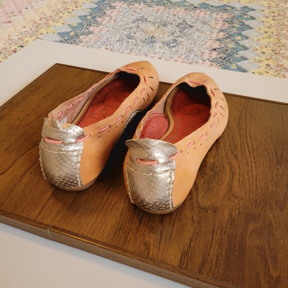Tan Leather and Silver Snake Skin DKNY Flats. Sixe 8-M. EEUC. - Picture 8 of 14